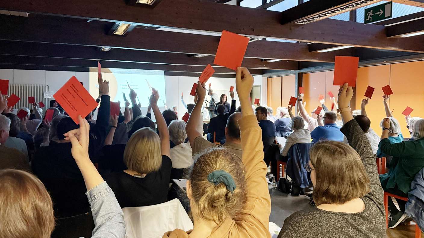 39672631 meist einstimmig die synodalen des kirchenkreises hersfeld rotenburg beim votum ueber den gebaeudestrategieprozess der landeskirche im gemeindezentrum 217a