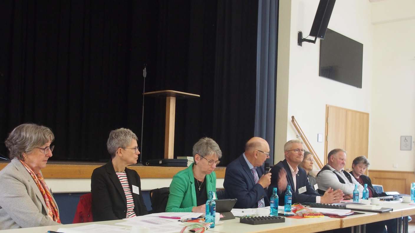 39897960 bebra weiterode kreissynode vorstandder kirchenkreisvorstand von links inge sehmer monika degenhardt maike bohl praeses reinhard kerst 2x7a